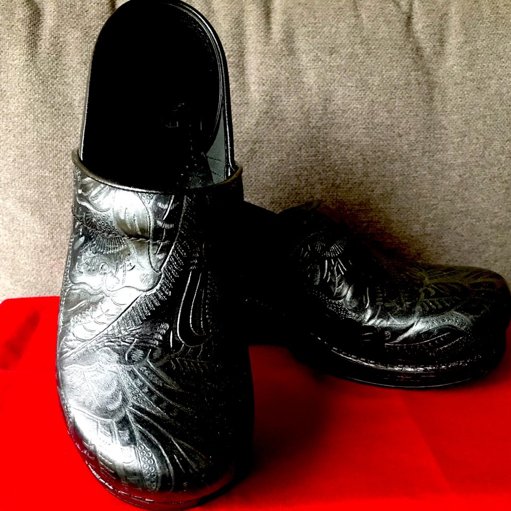 Dansko professional black tooled leather clogs EU 40 excellent condition